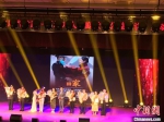 图为甘肃揭晓2020年度“最美家庭”1578户、其中抗疫“最美家庭”536户，并为获奖“最美家庭”代表授予荣誉牌。　崔琳 摄 - 甘肃新闻
