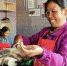 图为立桥山村妇女在家门口“就业”纳鞋底。　魏建军 摄 - 甘肃新闻