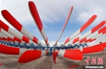 图为甘肃酒泉市生产的风力发电叶片。(资料图)酒泉市委宣传部供图 - 甘肃新闻