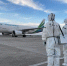 图为兰州中川机场海关工作人员在停机坪等候水果包机降落。　杨冰玉 摄 - 甘肃新闻