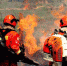 图为森林消防指战员灭火演练。　王浩维 摄 - 甘肃新闻