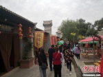 6月1日，浪街村“小吃街”上游人如织。　冯志军 摄 - 甘肃新闻