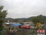 6月1日，浪街村成为喧嚣嘈杂的“游乐场”。　冯志军 摄 - 甘肃新闻