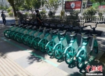 图为兰州街头的共享单车，摆放整齐，按颜色划分了停车区域。(资料图) 张鑫 摄 - 甘肃新闻