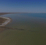 图为空中俯瞰敦煌沙漠中的“大海”哈拉诺尔湖蔚为壮观。（资料图）　杨艳敏　摄 - 甘肃新闻