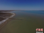 图为空中俯瞰敦煌沙漠中的“大海”哈拉诺尔湖蔚为壮观。（资料图）　杨艳敏　摄 - 甘肃新闻