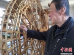 图为78岁的段怡村介绍黄河水车结构原理。　张婧 摄 - 甘肃新闻