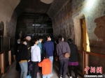 5月10日，游客在敦煌莫高窟洞窟内参观。　孙志军 摄 - 甘肃新闻