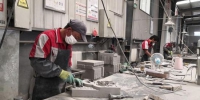 图为临夏非遗扶贫就业工坊工人正在制作砖雕。　刘玉桃 摄 - 甘肃新闻