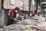 图为临夏非遗扶贫就业工坊工人正在制作砖雕。　刘玉桃 摄 - 甘肃新闻