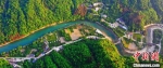 康县被称为“一个不要门票的生态大景区”，清澈的河水夹于两山之间。(资料图) 张平良 摄 - 甘肃新闻