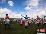 6月下旬，藏族青年男女在尕秀村帐篷城载歌载舞。　冯志军 摄 - 甘肃新闻