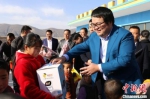 甘肃省青年企业家商会会长、天庆集团总经理韩泽华作为代表赴贫困地区东乡县，参加他们捐建的幼儿园开园仪式，并为孩子们赠送AI教育机器人。　钟欣 摄 - 甘肃新闻