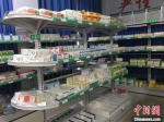 图为杨爱霞如今工作的药房环境，中西药和针剂贮藏分离。　张婧 摄 - 甘肃新闻