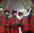27日，西银客专重难点控制性工程上阁村隧道胜利贯通，图为工程人员在隧道中。 兰州铁路局宣传部供图 - 甘肃新闻