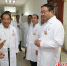 图为甘肃省副省长张世珍(右一)在甘肃省药检院与工作人员交流。史静静 摄 - 甘肃新闻