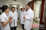 图为甘肃省副省长张世珍(右一)在甘肃省药检院与工作人员交流。史静静 摄 - 甘肃新闻