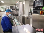 2020年5月中旬，甘肃陇神戎发药业股份有限公司自动化生产线正在生产中成药。(资料图) 刘薛梅 摄 - 甘肃新闻