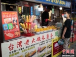 台湾老大超长薯条店颜值撩人的薯条、芝士引来“小食客”。　刘薛梅 摄 - 甘肃新闻