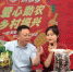 康县副县长张强(左)正在给镜头前的拼多多网友展示两种木耳的异同 - 甘肃新闻
