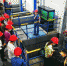 在兰州石化公司厂区里，经过处理后的污水水质晶莹剔透还能养金鱼。(资料图) 刘延治 摄 - 甘肃新闻