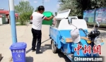 图为乡村公益性岗位保洁员正在对垃圾进行收集。(资料图)金塔县委宣传部供图 - 甘肃新闻