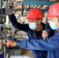兰州石化公司乙烯厂丁二烯车间员工检查现场设备运行参数，进行调整。(资料图) 宋晓海 摄 - 甘肃新闻