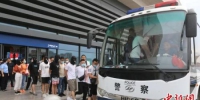 7月10日，临夏市打击电信诈骗“6·03”专案组民警从广州市、成都市分别将12名犯罪嫌疑人押解返甘肃。临夏警方供图 - 甘肃新闻