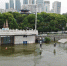 直击长江武汉段超警水位 江滩亲水平台被淹没 - 人民网