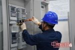 范公牵引变电所项目工作人员正在检修设备。中铁三局银西四电项供图 - 甘肃新闻