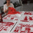 7月，山丹县剪纸艺人周玉梅正在进行剪纸作品。　杨艳敏 摄 - 甘肃新闻