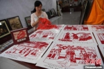 7月，山丹县剪纸艺人周玉梅正在进行剪纸作品。　杨艳敏 摄 - 甘肃新闻