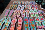 7月下旬，甘肃省酒泉市瓜州县沙河回族乡手工艺人绣制的鞋垫。　蔺佳 摄 - 甘肃新闻
