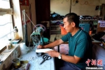 图为丁永华正在制作老布鞋。　蔺佳 摄 - 甘肃新闻
