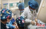 在甘肃甘南藏族自治州夏河县人民医院内，援藏医生诊治新生儿。(资料图) 高展 摄 - 甘肃新闻