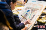 图为研学游学员在敦煌画院学习敦煌壁画临摹技巧。　王斌银 摄 - 甘肃新闻