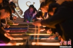 图为研学游学员在敦煌沙画艺术馆学习沙画。　王斌银 摄 - 甘肃新闻