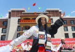 图为各族民众身着节日盛装同跳锅庄，以精彩的表演庆祝天祝藏族自治县成立70周年。　高展 摄 - 甘肃新闻