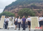 图为书画家们在庄浪县云崖寺捐赠书画作品。　崔琳 摄 - 甘肃新闻