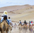 8月11日，游客骑骆驼畅游鸣沙山，观赏大漠如画美景。　王斌银 摄 - 甘肃新闻