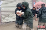 图为消防员趟过泥石流，将8名被困人员救出。　孙振坤 摄 - 甘肃新闻