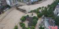 图为航拍文县县城洪水退去之后，城市周边仍有积水。文县融媒体中心供图 - 甘肃新闻