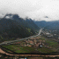 秋日的甘肃甘南藏族自治州夏河县的藏族村寨被云雾遮盖在群山环抱中若隐若现。(资料图) 杨艳敏 摄 - 甘肃新闻
