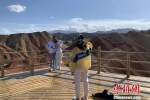 图为游客在张掖丹霞地质公园游览拍照。 郭梦媛 摄 - 甘肃新闻