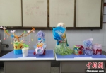 图为志愿者和同学们一起制作的百变环保瓶。　刘晓梅 摄 - 甘肃新闻