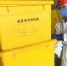 图为危险废物处置线上料岗位的霍宏德搬运医废专用周转箱。　张婧 摄 - 甘肃新闻