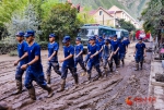 甘肃陇南洪灾|森林消防员加紧抢通“上学路”（组图） - 中国甘肃网