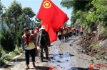 【关注陇南洪灾】跋山涉水踏艰险 救灾物资背进村（组图） - 中国甘肃网