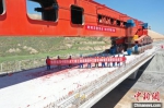 TTYJA900运架一体机的投入使用，将节省施工工期25天，为中兰客专早日建成通车提供保障。 中国铁路兰州局集团公司供图 - 甘肃新闻