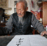 甘肃通渭农民书法家的代表，90岁的李济畅正在书写冯道的《赠窦十》。　于晶 摄 - 甘肃新闻